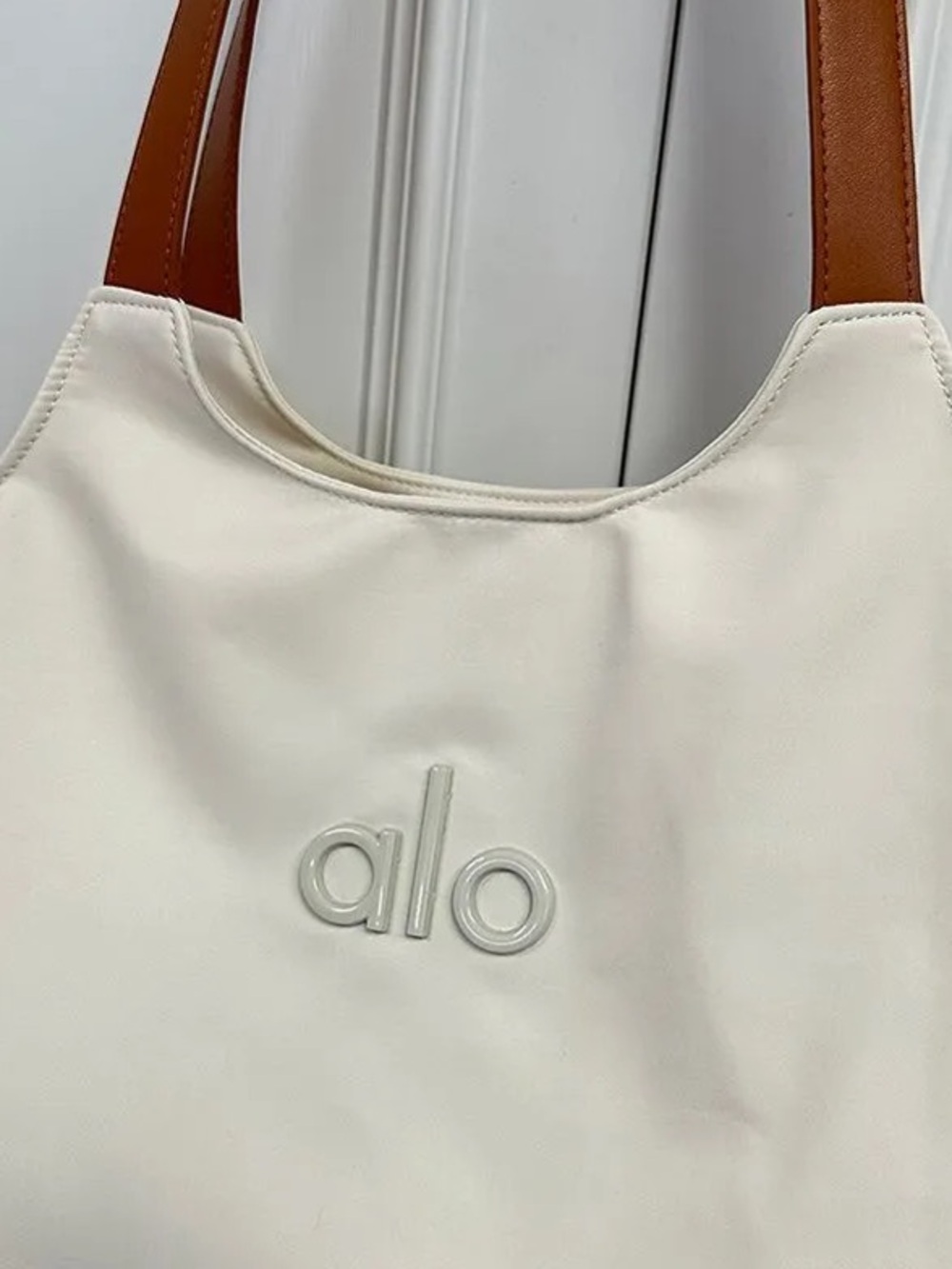 alo white shoulder bag - Picture 2 of 8